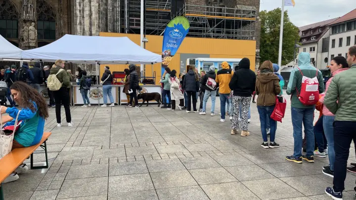 Auf dem Münsterplatz werden rund 600 Kilogramm Spätzle verdrückt