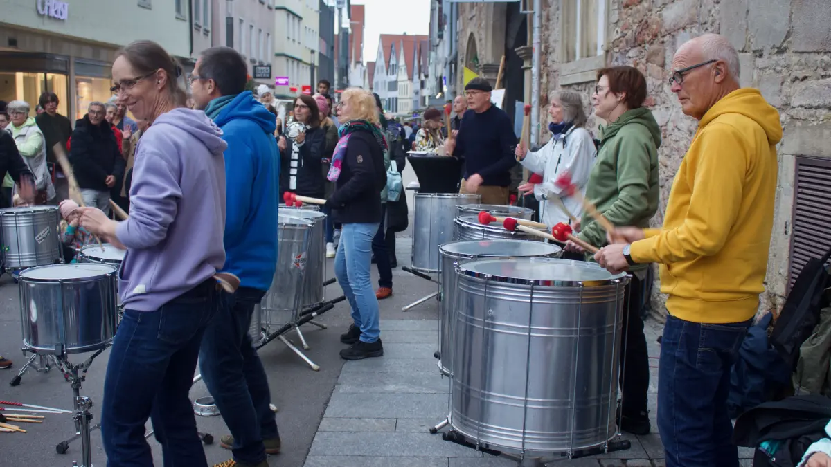 Die Perkussionsgruppe Cata Combo sorgte auf dem Marktplatz für Trommelwirbel.
