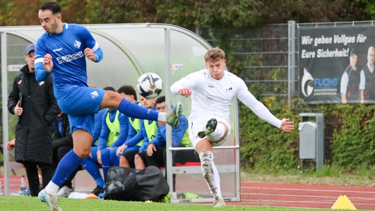 TSV Bad Boll - 1. FC Eislingen: TSV Bad Boll - 1. FC Eislingen
Karlo Mandir (31) versucht Noah Ascherl (6) an der Flanke zu hindern.