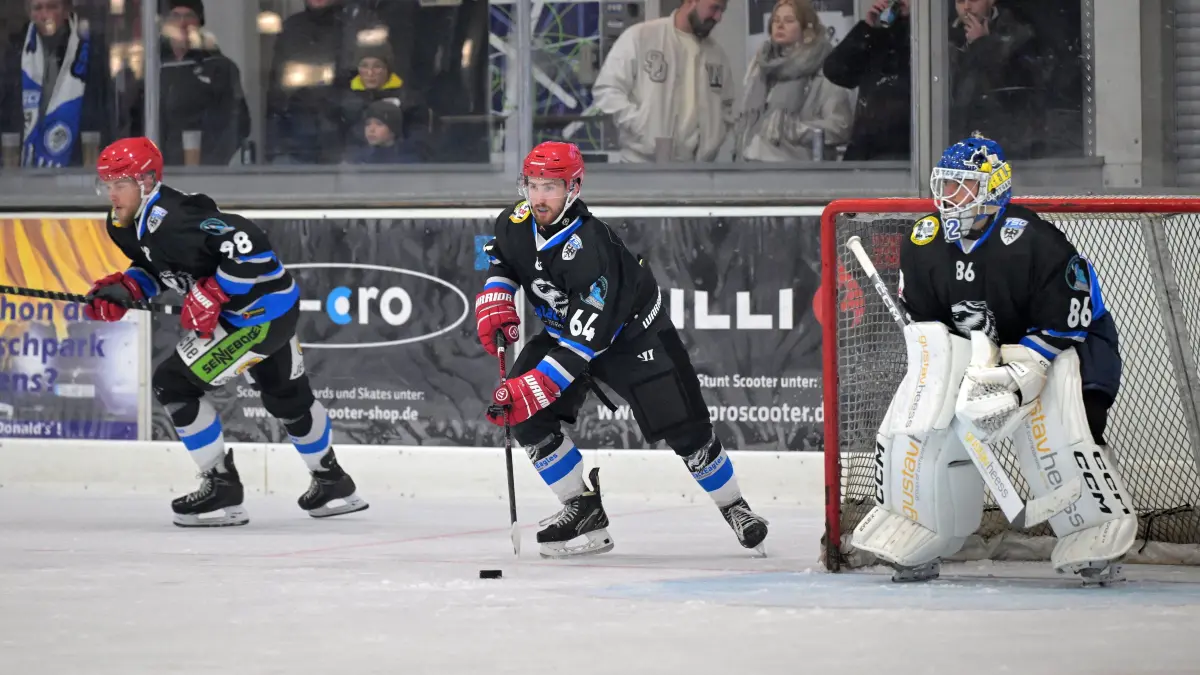 Eishockey WL | TSG Black Eagles Reutlingen vs. Serc 04 Schwenningen: Eishockey BWL | TSG Black Eagles Reutlingen (schwarz) vs. Serc 04 Schwenningen (weiss) // 2025-09-26 // Foto: Baur // #64 Nicholas Kanak (TSG)