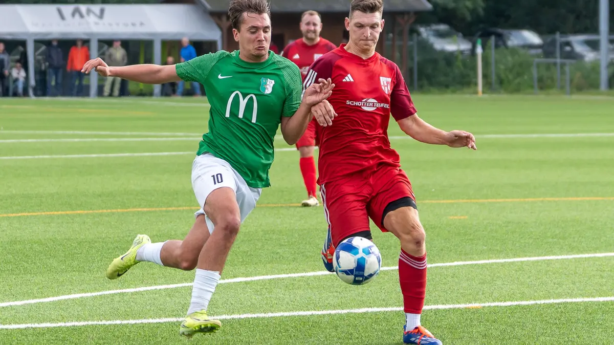Spitzenreiter bleibt das Maß der Dinge: Der TSV Straßberg, hier Marius Scherzinger (re.) im Zweikampf mit Julian Oberle, feierte einen 2:0-Auswärtssieg beim SV Dotternhausen.