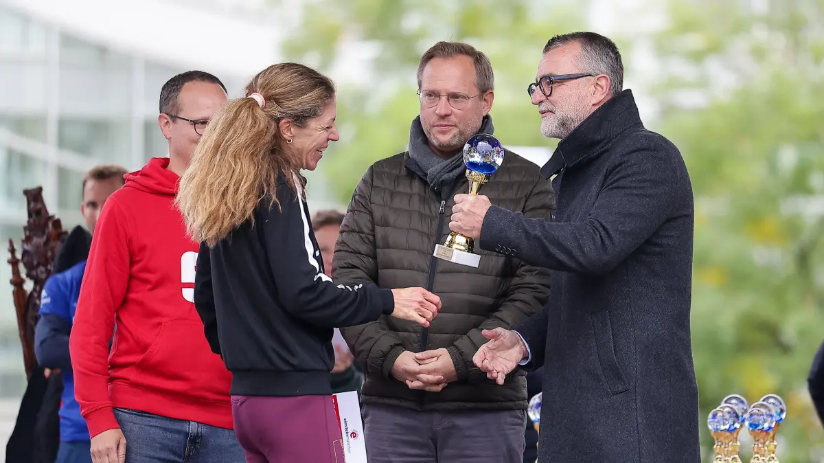 Marathon-Siegerin Martina Dannheimer bekommt von Südwest-Presse-Chefredakteur Ulrich Becker den Pokal.
(c) Foto: Dave Stonies
