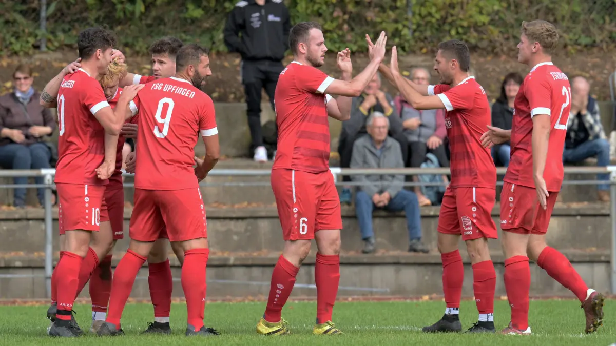 Fussball BL | SGM Dettingen/Glems vs. TSG Upfingen: Fussball BL | SGM Dettingen/Glems (blau) vs. TSG Upfingen (rot) // 2025-09-28 // Foto: Joachim Baur // Torjubel Upfingen
