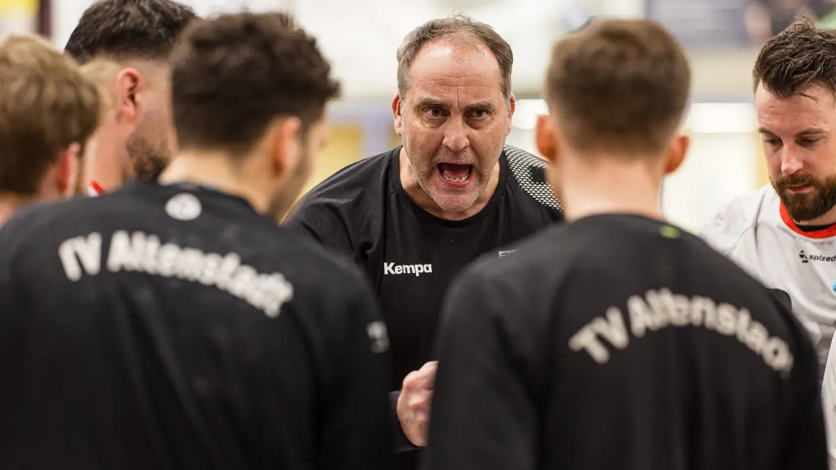 Handball Bezirksliga; KuGiS Handball - TV Altenstadt;
Trainer Lars Hendrik Walther (TV Altenstadt) während einer Auszeit;
15.03.2025; Ankenhalle; Kuchen.
Foto: Thomas Madel