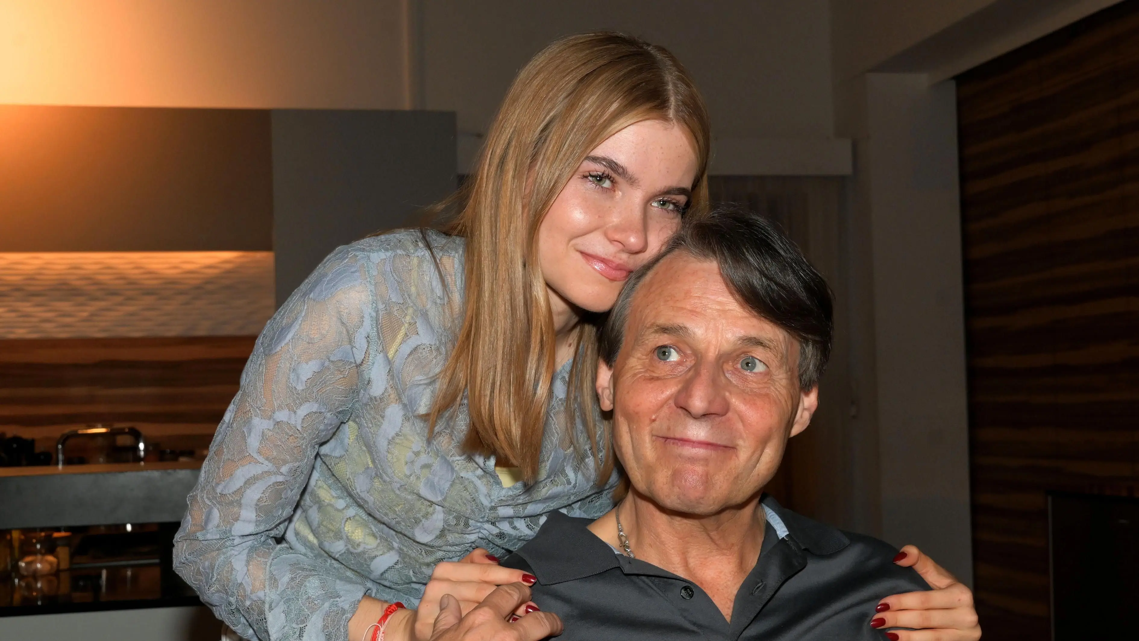 Johanna (Charlott Reschke) ist froh, dass es ihrem Vater Jo Gerner (Wolfgang Bahro) wieder besser geht.