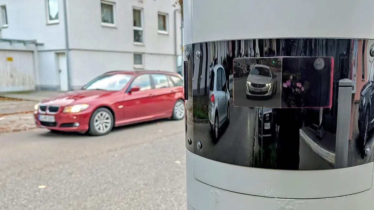 Symbolbild: Geschwindigkeitskontrolle, Blitzer Säule in der Kingersheimer Straße in Tübingen Hirschau am 28. September 2025