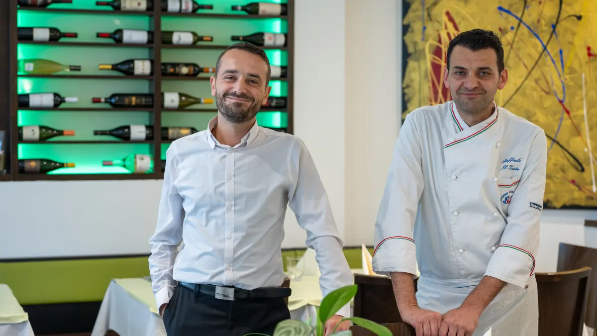 Restaurantinhaber Alessandro Nestola (links) und sein Partner und Küchenchef Raffaele Manzo freuen sich, dieSWP-Leserinnen und Leser im Oktober als Gäste begrüßen zu dürfen.