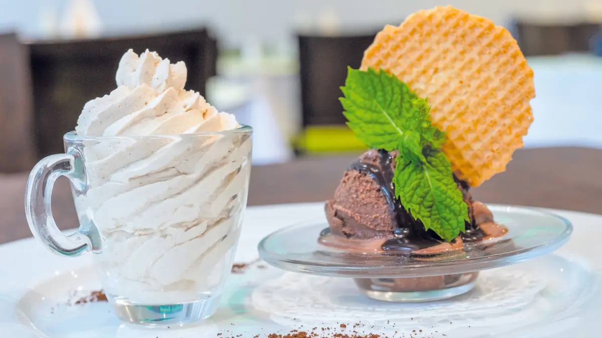 Cappuccino-Mousse mit Schokoladeneis