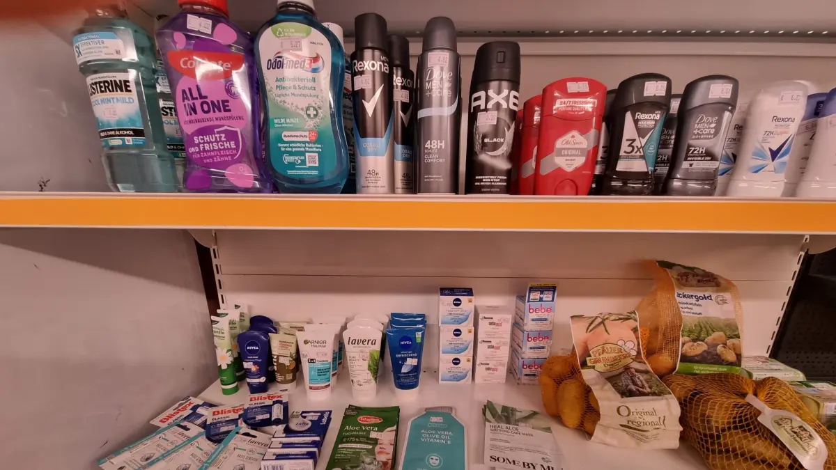 Falls die Bewohner bei Promi Big Brother wert auf Hygiene und Körperpflege legen, werden sie in diesem Regal fündig.