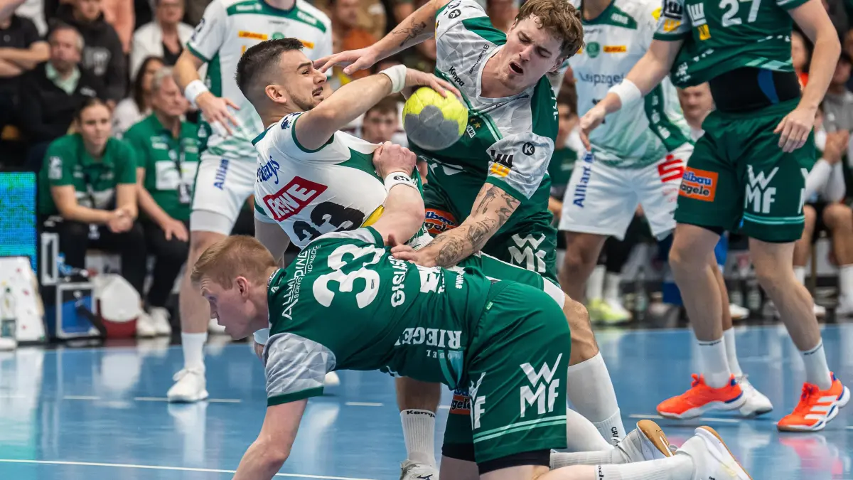 Frisch Auf Goeppingen vs. SC DHfK Leipzig, Handball, DHB-Pokal, Herren, Spielzeit 2025/2026, 01.10.2025: Luka Rogan (SC DHfK Leipzig, #33) im Duell mit Ymir Oern Gislason (Frisch Auf Goeppingen, #33) und Victor Kloeve (Frisch Auf Goeppingen, #07), Frisch Auf Goeppingen vs. SC DHfK Leipzig, Handball, DHB-Pokal, Herren, Spielzeit 2025/2026, 01.10.2025,
Foto: Eibner-Pressefoto/Michael Schmidt