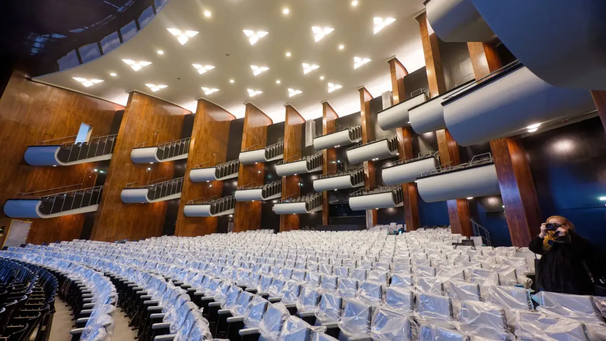 Kölner Oper soll 2026 wiedereröffnen: 01.10.2025, Nordrhein-Westfalen, Köln: Der Zuschauerraum der Oper kann bei einer Pressekonferenz zum Stand der Sanierung der Kölner Bühnen besichtigt werden. (zu dpa: «Jetzt aber wirklich: Kölner Oper soll 2026 wiedereröffnen») Foto: Henning Kaiser/dpa +++ dpa-Bildfunk +++