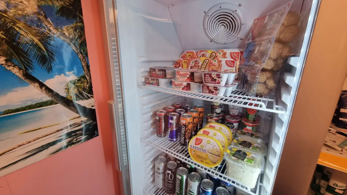 Der Kühlschrank bietet von Frikadellen, über Bier bis zu Kartoffelsalat alles, was das Promiherz begehrt.