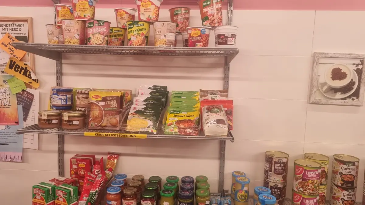 Fertiggerichte stapeln sich auf dem Regal.