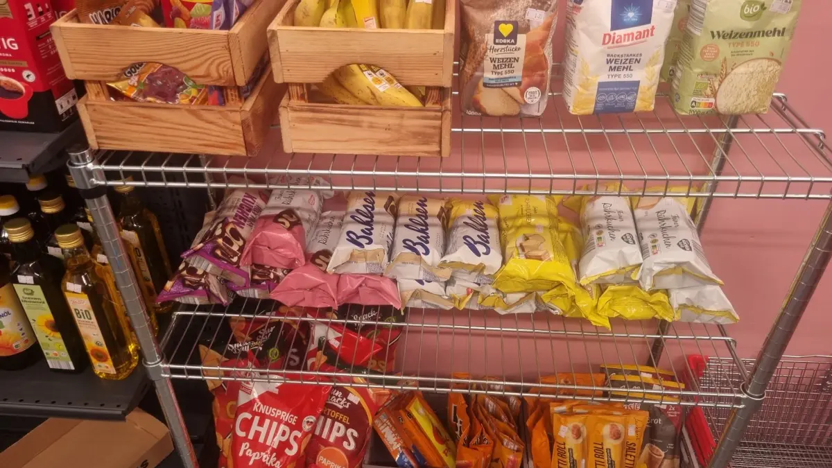 Mhhhhm, wie lecker! Es gibt auch Bananen, Chips und Fertigkuchen bei Promi Big Brother.