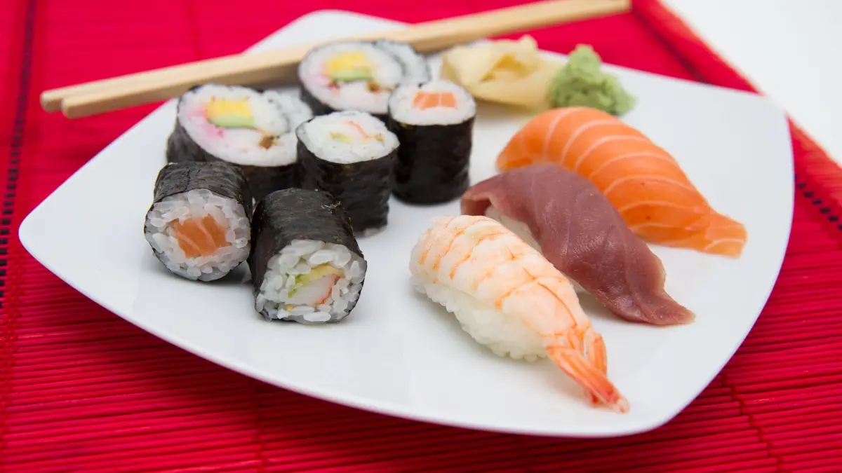 Verschiedene Sushisorten auf einem Teller