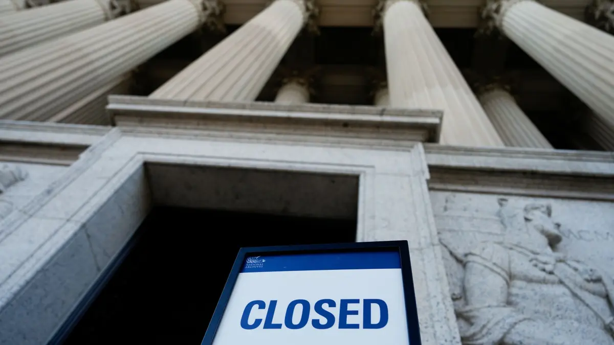 „Shutdown“ in den USA: 01.10.2025, USA, Washington: Ein Schild mit der Aufschrift "Closed" (geschlossen) steht am ersten Tag des «Shutdowns» vor dem Nationalarchiv. Nach Ablauf der Frist für einen Übergangshaushalt stehen die Regierungsgeschäfte in den USA teilweise still. Republikaner und Demokraten im Kongress konnten sich nicht auf eine Brückenfinanzierung einigen, weswegen der «Shutdown» in Kraft trat. Foto: Julia Demaree Nikhinson/AP/dpa +++ dpa-Bildfunk +++