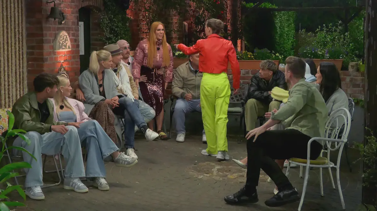 Die Paare im „Sommerhaus der Stars“ kämpfen um 50.000 Euro, doch nach und nach fliegen sie raus.