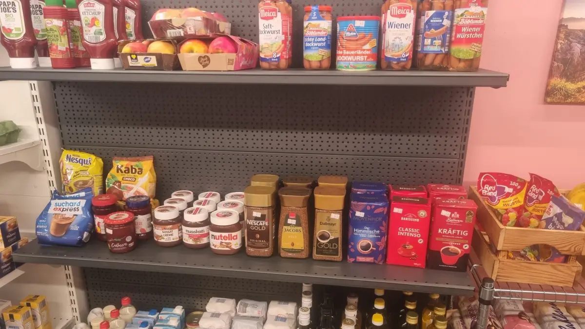 So viel Auswahl gibt es im neuen Promi Big Brother-Kiosk. Von Ketchup über Nutella, bis zu Kaffee, Kakaopulver, Öl und Würstchen ist für alles gesorgt.