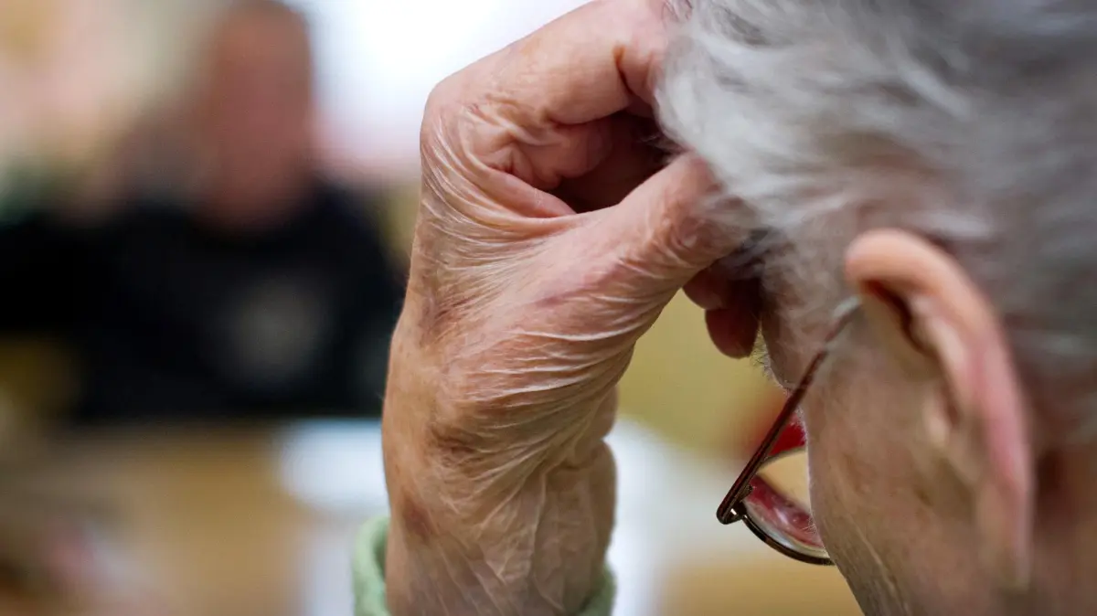 Anzeichen für Alzheimer: Wenn Gewohntes zur Herausforderung wird: ARCHIV - Wie war das Wort nochmal? Wer regelmäßig vergessliche Momente hat, hat oft Sorge, dass sich eine Alzheimer-Erkrankung anbahnt. Foto: Patrick Pleul/dpa-Zentralbild/dpa-mag - Honorarfrei nur für Bezieher des Dienstes dpa-Magazin +++ dpa-Magazin +++