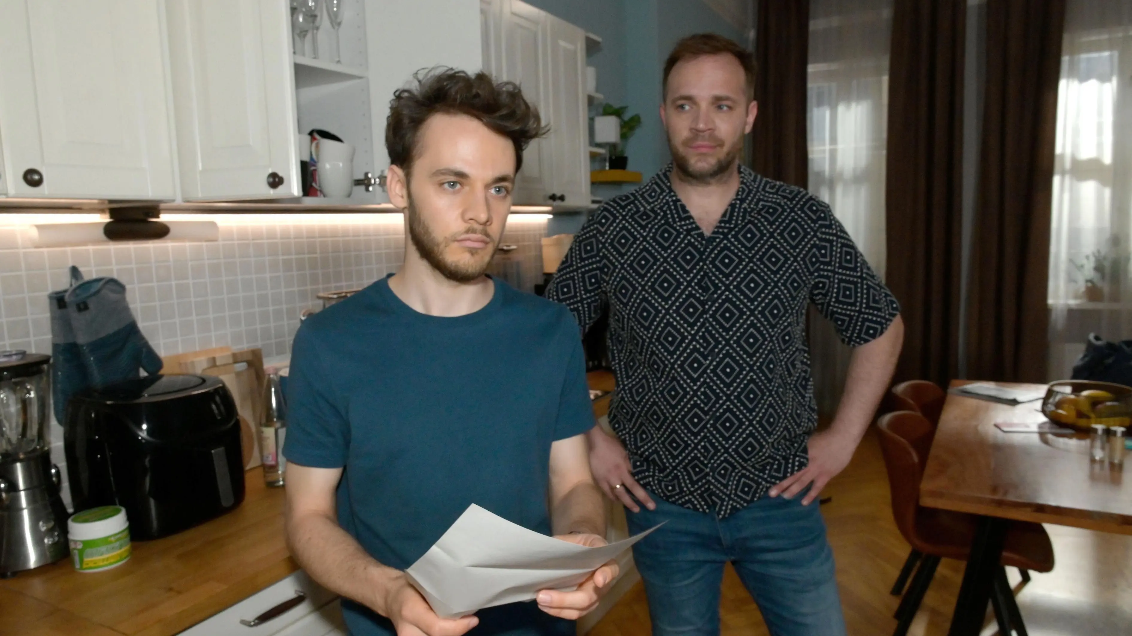 Erik (Patrick Heinrich, r.) merkt, dass Robin (Fabian Hanis) finanziell unter Druck steht.