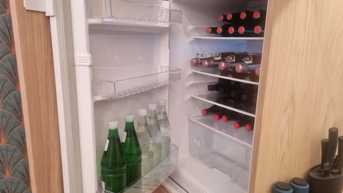 Der Kühlschrank ist schon reichlich gefüllt. Neben Sekt und Bier gibt es auch Wasser.