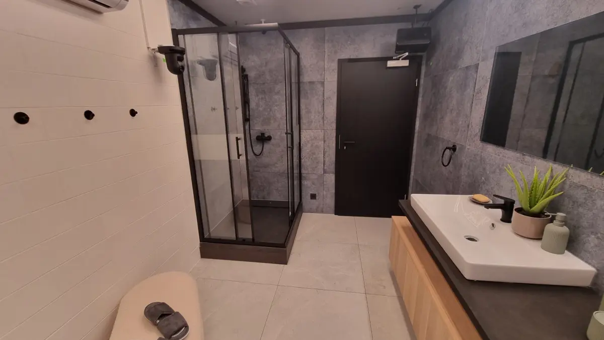 Das Badezimmer der Musterwohnung von Promi Big Brother 2025.