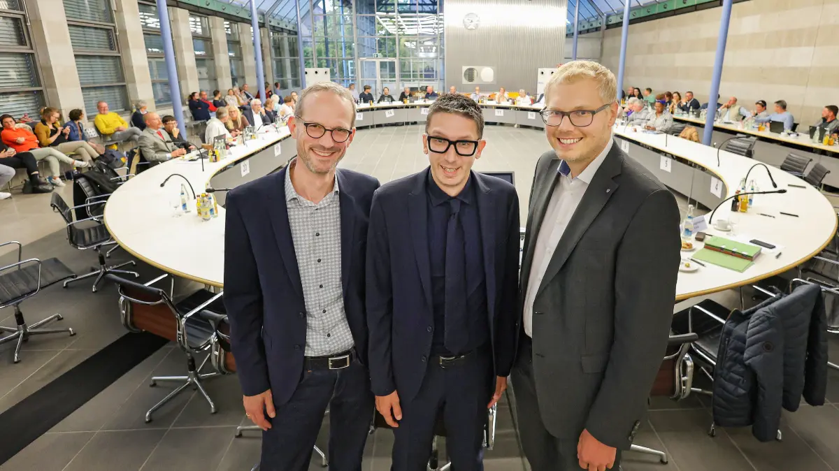 Marcel Miara wird in der Blendstatthalle vom Gemeinderat zum neuen Sozial- und Kulturbürgermeister gewählt. Der bisherige Geschäftsführer der Volkshochschule tritt zum 1. Januar sein Amt an. Hier zusammen mit Erster Bürgermeister Peter Klink und Oberbürgermeister Daniel Bullinger