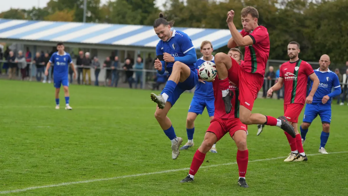 Die Spvgg Satteldorf (blau) verlor zuletzt gegen die SGM Krumme Ebene am Neckar zu Hause mit 1:2.