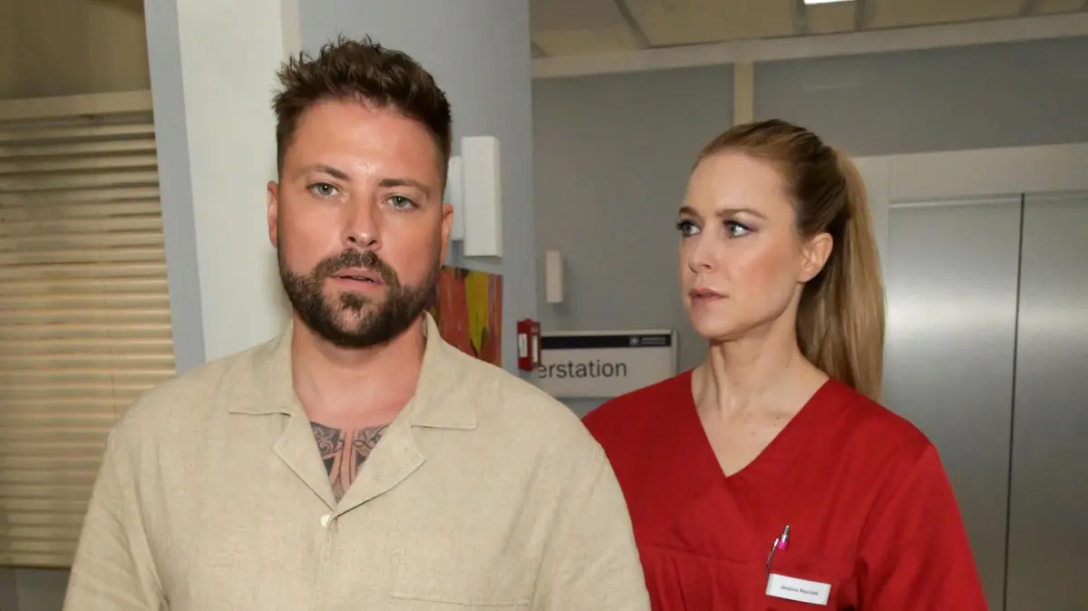 John (Felix von Jacheroff) bittet Jessica (Nina Ensmann) um einen gefährlichen Gefallen.