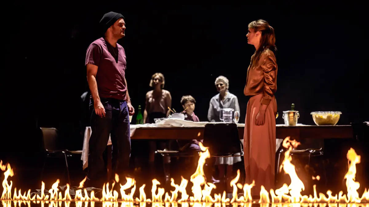 Elementar, emotional: "Das letzte Feuer" am Theater Ulm, mit Alexandra Ostapenko und Stephan Weber.