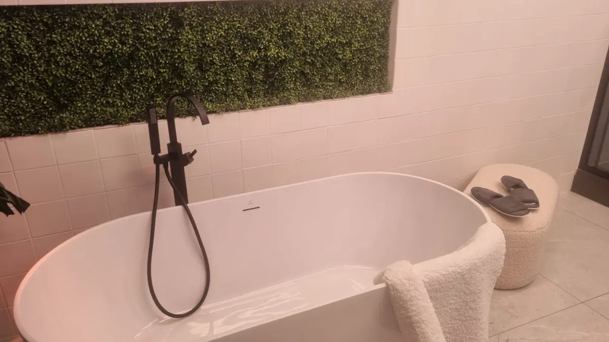 Es gibt neben einer Dusche auch eine Badewanne!