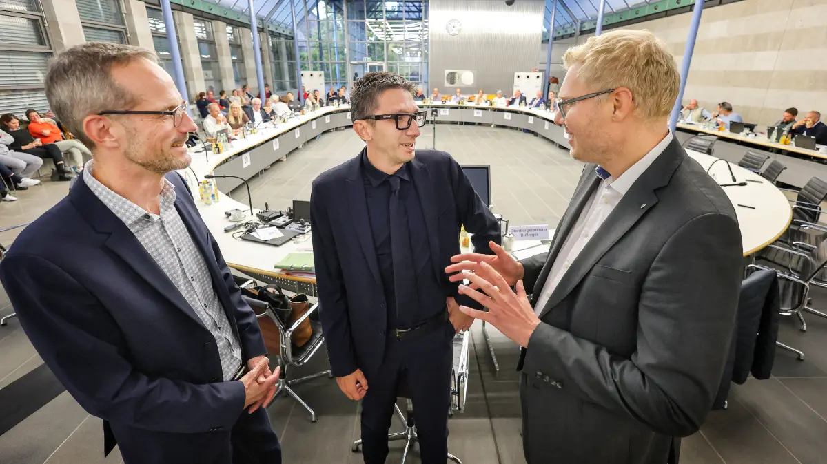 Marcel Miara wird in der Blendstatthalle vom Gemeinderat zum neuen Sozial- und Kulturbürgermeister gewählt. Der bisherige Geschäftsführer der Volkshochschule tritt zum 1. Januar sein Amt an. Hier zusammen mit Erster Bürgermeister Peter Klink und Oberbürgermeister Daniel Bullinger