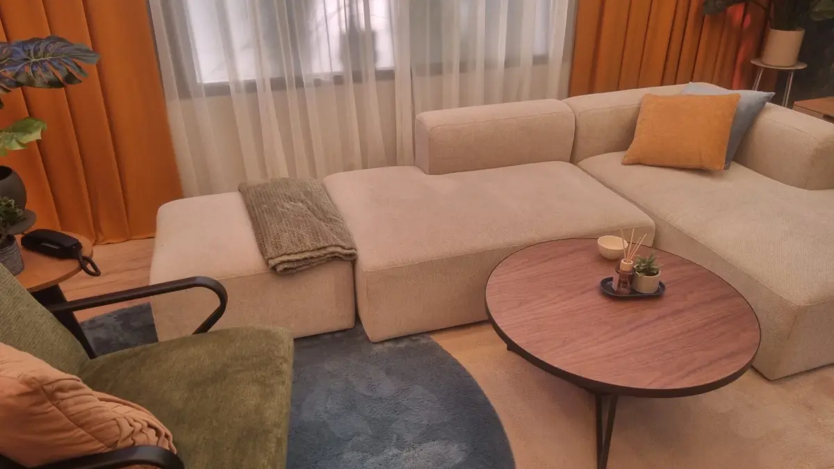 In diesem Wohnzimmer können sich die Promis entspannen. So sieht die Musterwohnung bei Promi Big Brother 2025 aus.