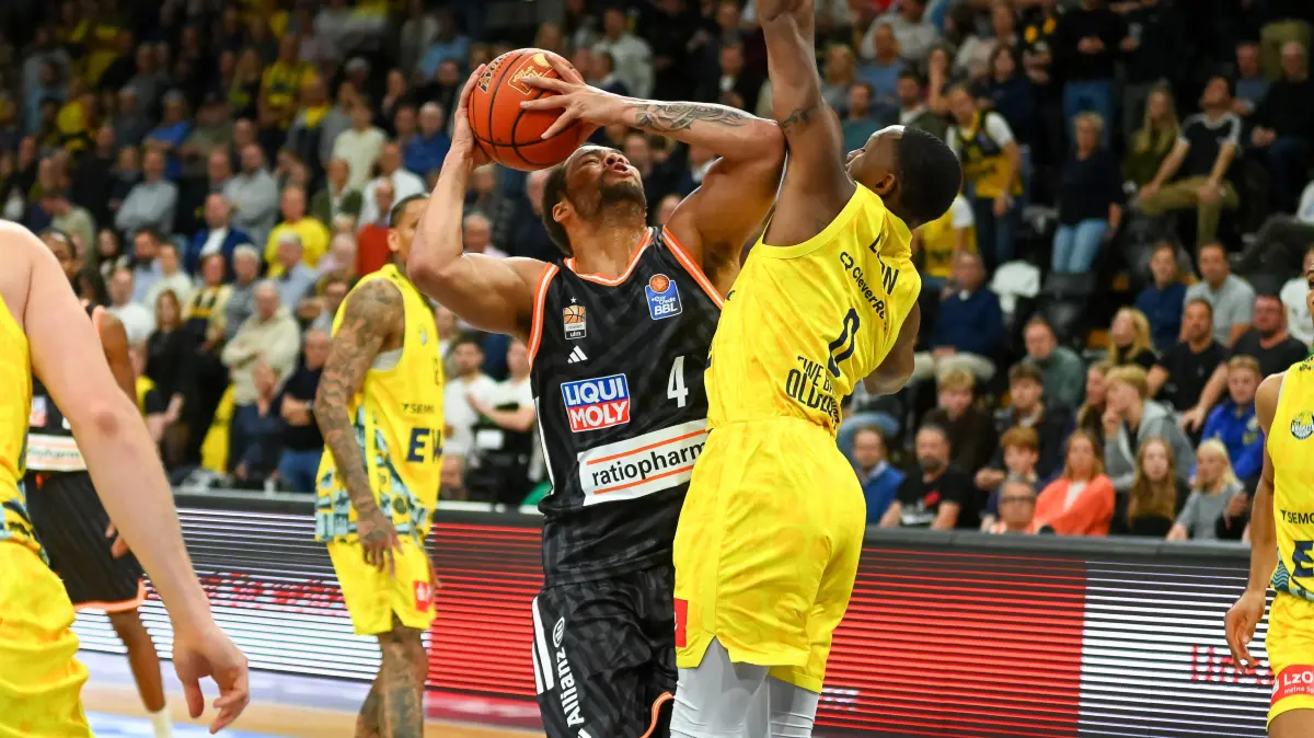 EWE Baskets Oldenburg vs. ratiopharm ulm, Basketball, easyCredit Basketball Bundesliga, 2. Spieltag, Saison 2025/2026, 02.10.2025, Foto: Eibner-Pressefoto/Robert Gertzen : Christopher Ledlum (ratiopharm ulm, #04) gegen Kyle Lofton (EWE Baskets Oldenburg, #00)
EWE Baskets Oldenburg vs. ratiopharm ulm, Basketballl, easyCredit Basketball Bundesliga, 2. Spieltag, Saison 2025/2026, 02.10.2025,
Foto: Eibner-Pressefoto/Robert Gertzen
