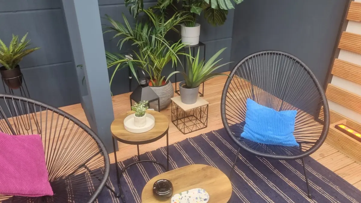 Der Außenbereich mit Terrasse.