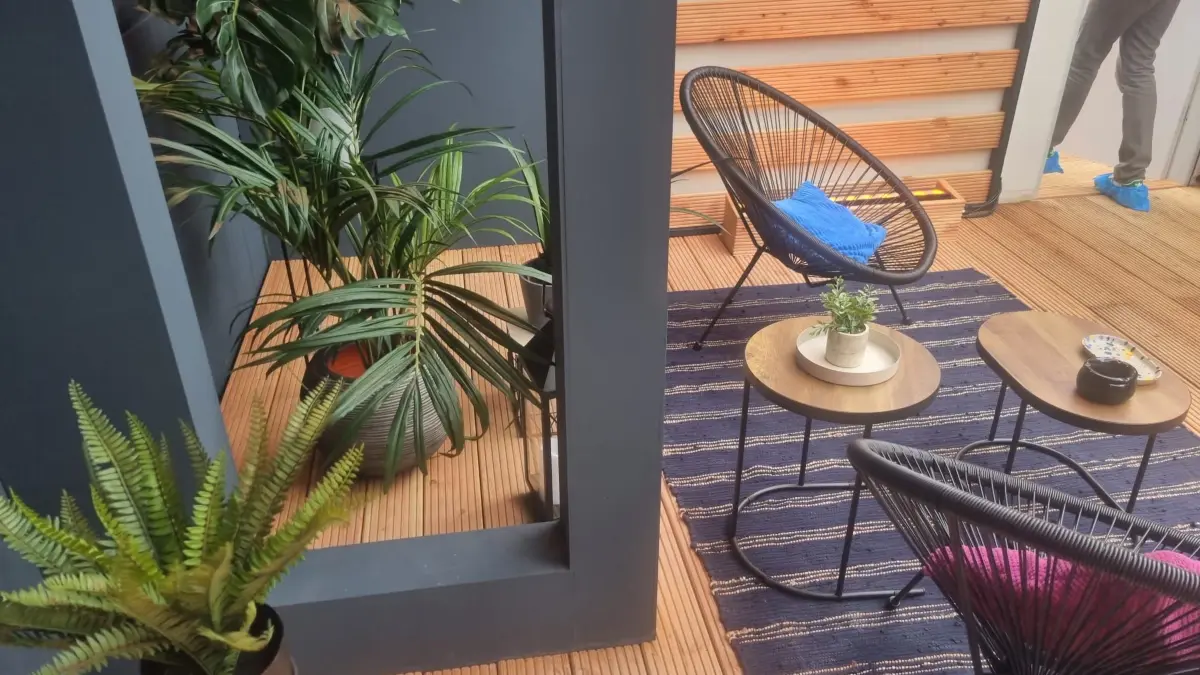 Schick aber klein ist die Terrasse der Musterwohnung von Promi Big Brother 2025.