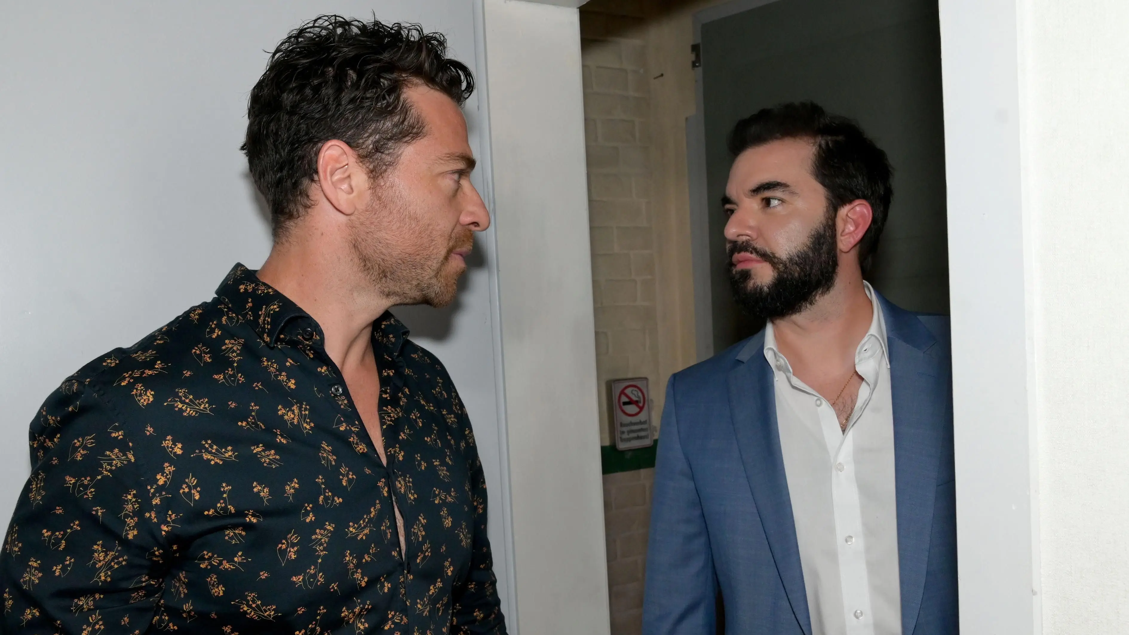 Unerwartetes Wiedersehen zwischen Carlos (Patrick Fernandez) und Alvaro (Rodrigo Rojo).