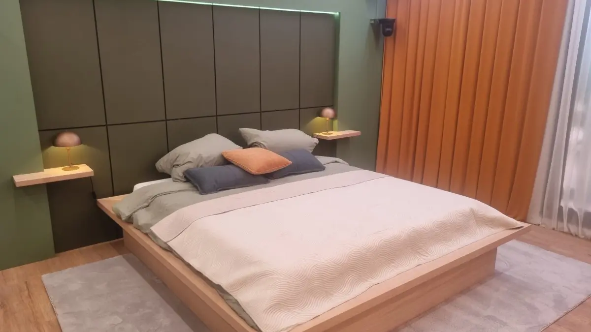 Dieses komfortable Bett müssen sich in der Musterwohnung bis zu drei Promis teilen.