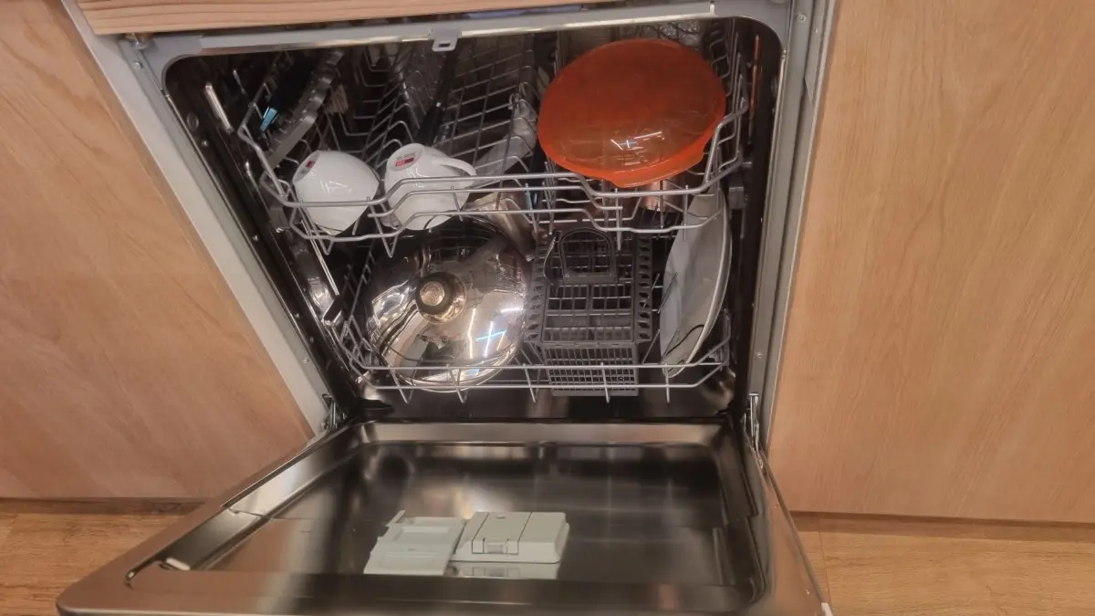 Anders als im Rohbau gibt es auch eine Spülmaschine.