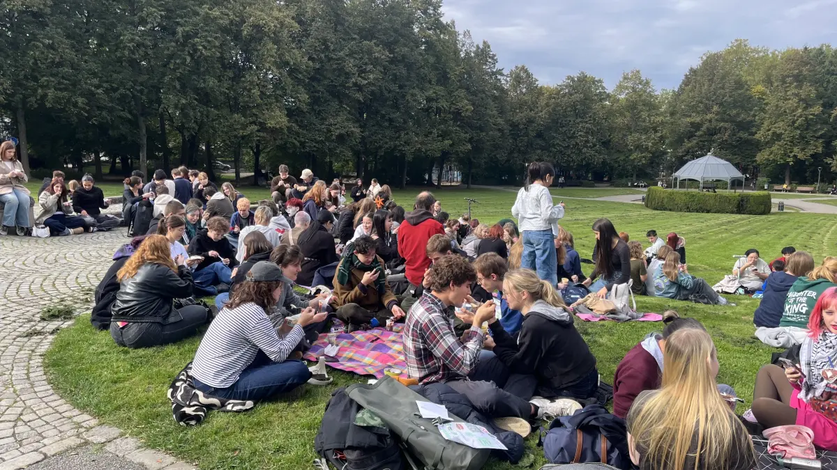 Gut 250 Teilnehmende trafen sich am Freitag beim Trend-Event "Pudding essen mit der Gabel" im Volkspark in Reutlingen.