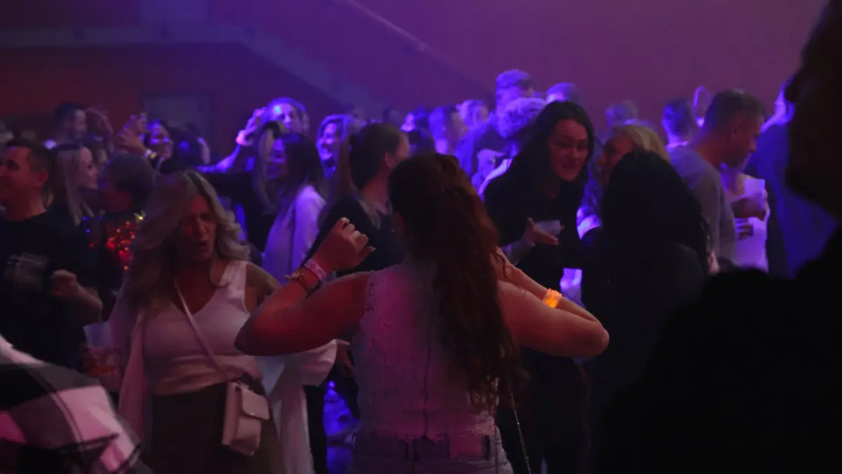 Ein Blick auf die Tanzfläche: Feiernde wirbeln lachend durchs Licht, Arme in der Luft, ganz im Rausch des Beats. Die Lichter flackern, Hände fliegen in die Luft, Gesichter strahlen. Die Nacht pulsiert, Balingen tanzt – und man glaubt kurz, selbst die Wände hätten Spaß.