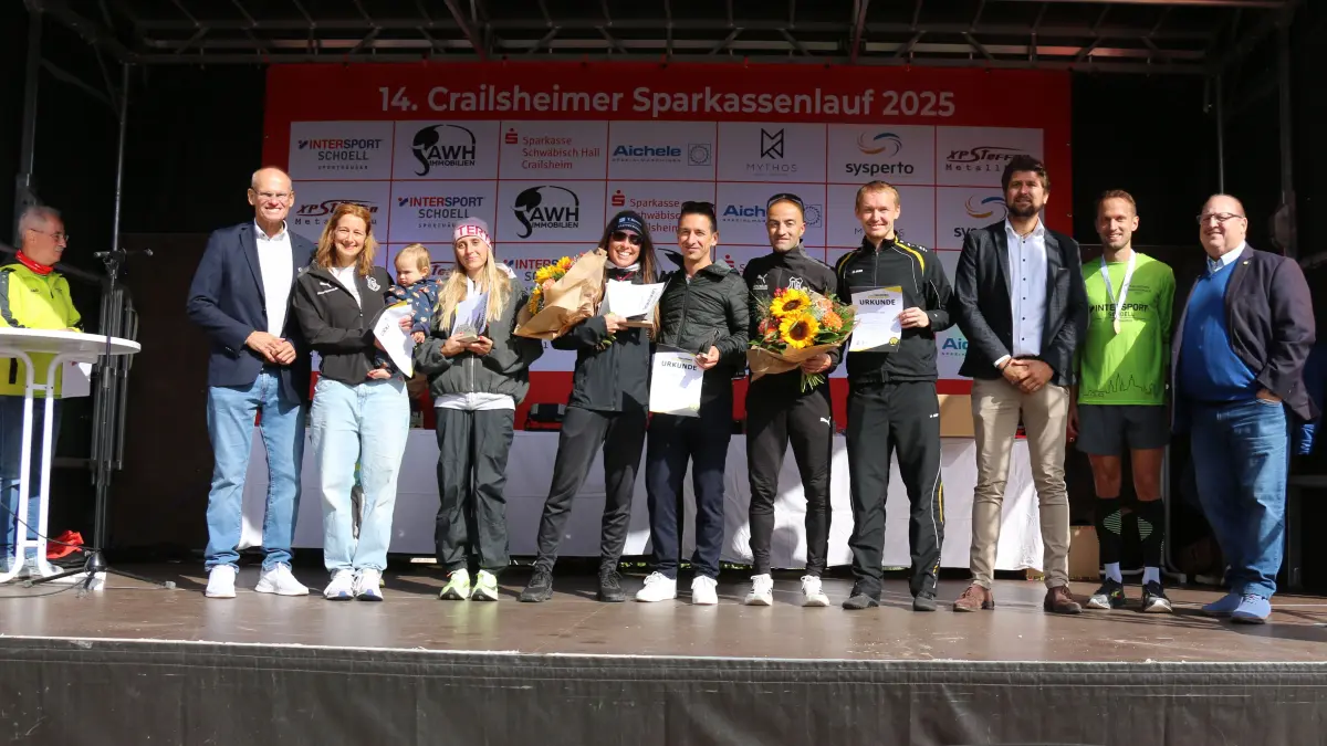 Den Hauptlauf beim 14. Crailsheimer Sparkassenlauf, den sogenannten Horaffenlauf, haben Tanja Schienagel (Dritte von links, mit Sonnenbrille) und Danny Schneider (Fünfter von rechts) gewonnen.