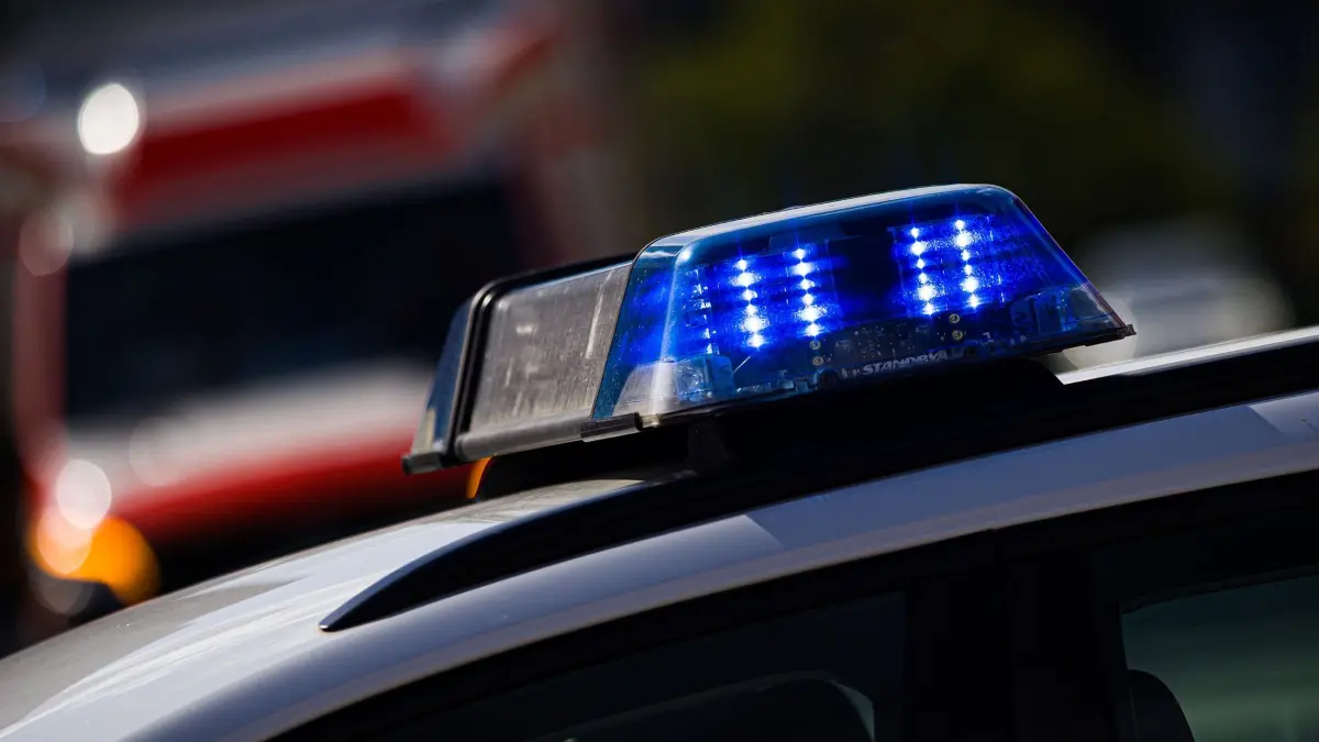 Polizei-Blaulicht: ARCHIV - 30.08.2025, Niedersachsen, Hannover: Das Blaulicht eines Einsatzfahrzeugs der Polizei Hannover leuchtet an einer Einsatzstelle. (zu dpa: «Auto überschlägt sich auf A6 – Vater und Kind verletzt») Foto: Moritz Frankenberg/dpa +++ dpa-Bildfunk +++