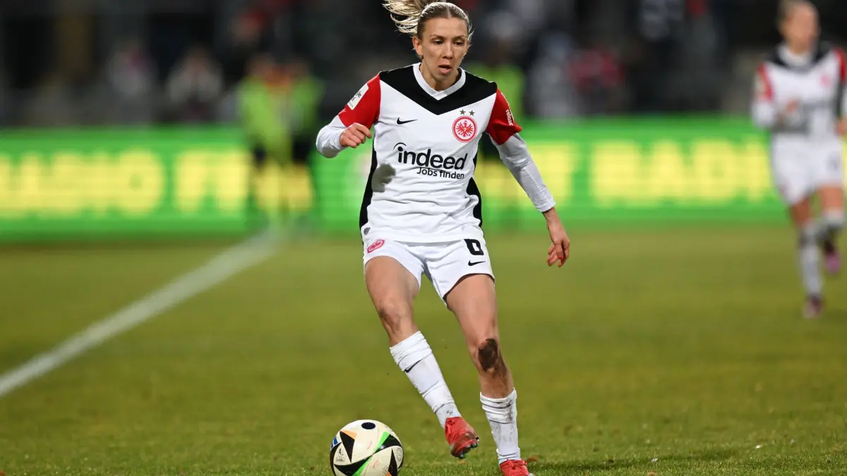 Elisa Senß: ARCHIV - 31.01.2025, Hessen, Frankfurt/Main: Elisa Senß verwandelt gegen Jena zwei Foulelfmeter. (zu dpa: «3:1 gegen Jena: Harte Arbeit für Frankfurter Fußballerinnen») Foto: Arne Dedert/dpa +++ dpa-Bildfunk +++