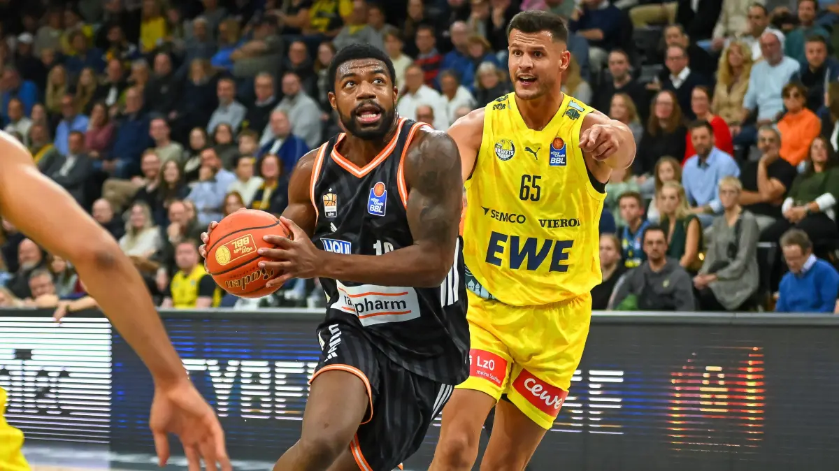 EWE Baskets Oldenburg vs. ratiopharm ulm, Basketball, easyCredit Basketball Bundesliga, 2. Spieltag, Saison 2025/2026, 02.10.2025, Foto: Eibner-Pressefoto/Robert Gertzen : Malik Osborne (ratiopharm ulm, #10) gegen Filip Stanic (EWE Baskets Oldenburg, #65)
EWE Baskets Oldenburg vs. ratiopharm ulm, Basketballl, easyCredit Basketball Bundesliga, 2. Spieltag, Saison 2025/2026, 02.10.2025,
Foto: Eibner-Pressefoto/Robert Gertzen