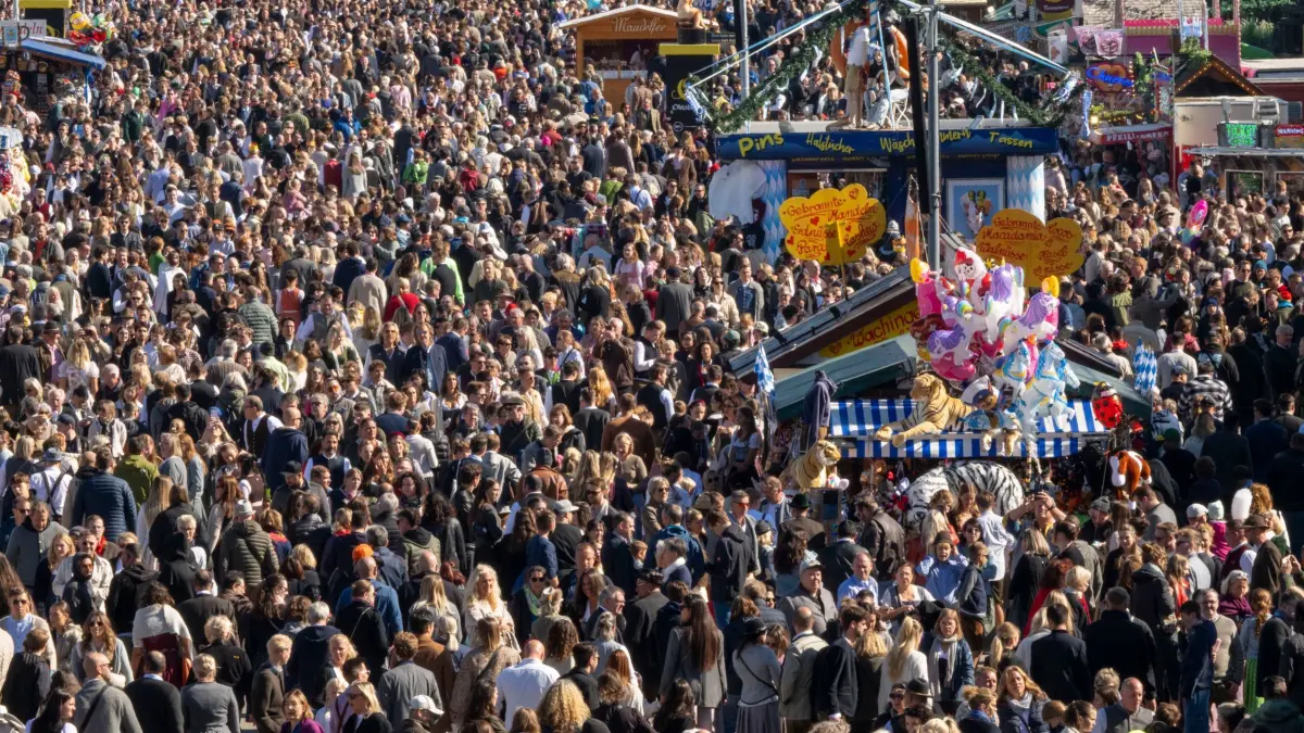 Fortsetzung Münchner Oktoberfest: 03.10.2025, Bayern, München: Wiesn-Besucher drängen durch die Gassen des 190. Münchner Oktoberfest auf der Theresienwiese. (zu dpa: «Wiesn-Endspurt: Festzelte dicht, Regen und Wind zum Finale») Foto: Peter Kneffel/dpa +++ dpa-Bildfunk +++