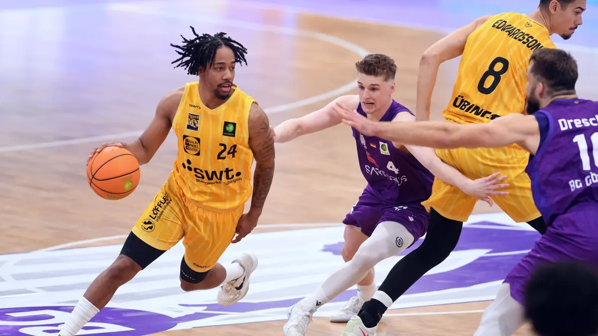GER, BG Goettingen - Tigers Tuebingen, Basketball Pro A, 2. Spieltag, Saison 2025-2026, 04.10.2025: JaCobi Wood (Tigers Tuebingen #24) (am Ball), Daniel Kirchner (BG Goettingen #4), Felix Per Edwardsson (Tigers Tuebingen #8), Robin Lodders (BG Goettingen #11) ,
GER, BG Goettingen - Tigers Tuebingen, Basketball Pro A, Saison 2025-2026, 2. Spieltag, 04.10.2025.
Foto: Eibner-Pressefoto / Roland Sippel