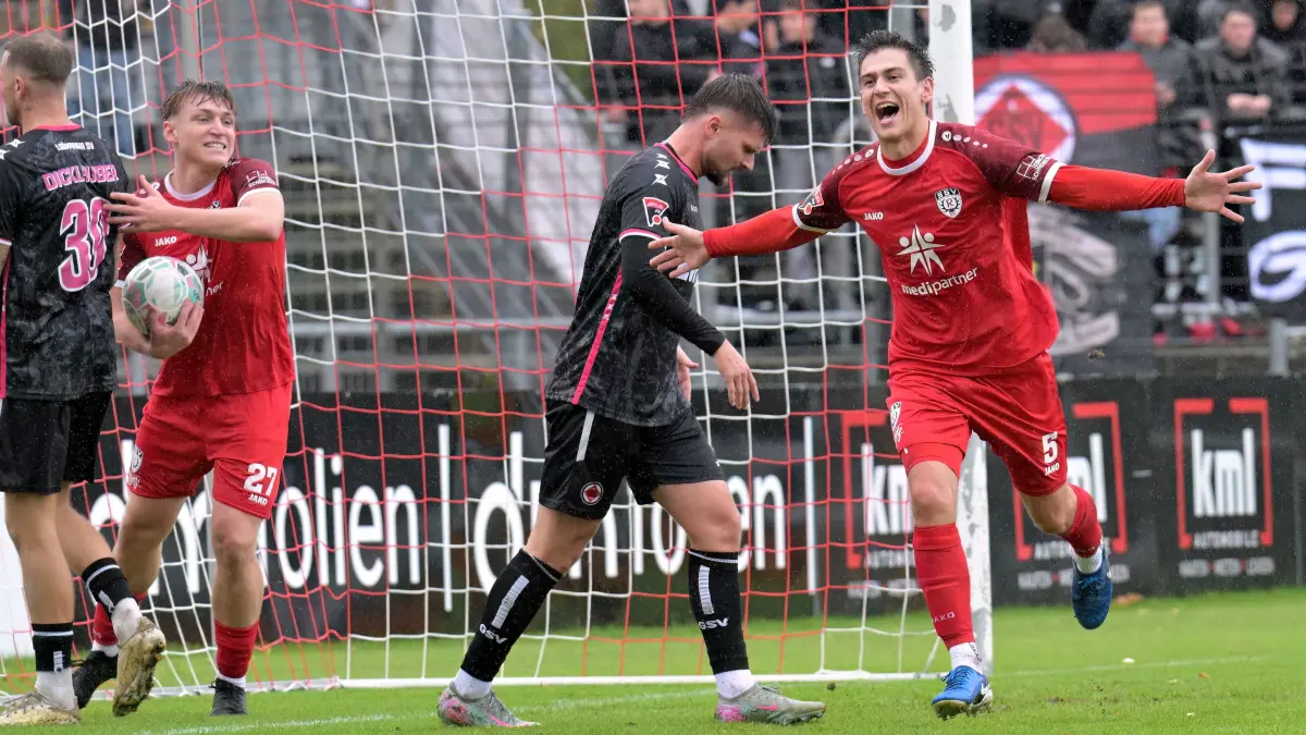 Fussball OL | SSV Reutlingen vs. 1. Goeppinger SV: Fussball OL | SSV Reutlingen (rot) vs. 1. Goeppinger SV (schwarz) // 2025-10-04 // Foto: Joachim Baur // Torjubel SSV - #5 Yannick Toth (SSV Reutlingen) / #27 Tom Ruzicka (SSV Reutlingen) / #8 Gabriel Galinec (1. Goeppinger SV), mitte