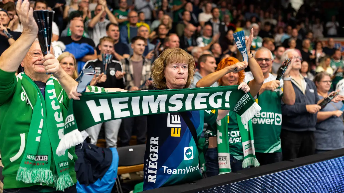 FRISCH AUF! Goeppingen (FAG) vs. TSV Hannover-Burgdorf (HAN), Handball, Maenner, Daikin Handball Bundesliga (HBL), 7. Spieltag, Spielzeit 2025/2026, 04.10.2025: Das Goeppinger Team feiert nach dem Spiel mit den Fans, Jubel, Emotion, Freude, Begeisterung
FRISCH AUF! Goeppingen (FAG) vs. TSV Hannover-Burgdorf (HAN), Handball, Maenner, Daikin Handball Bundesliga (HBL), 7. Spieltag, Spielzeit 2025/2026, 04.10.2025
Foto: Eibner-Pressefoto/Oliver Schmidt
