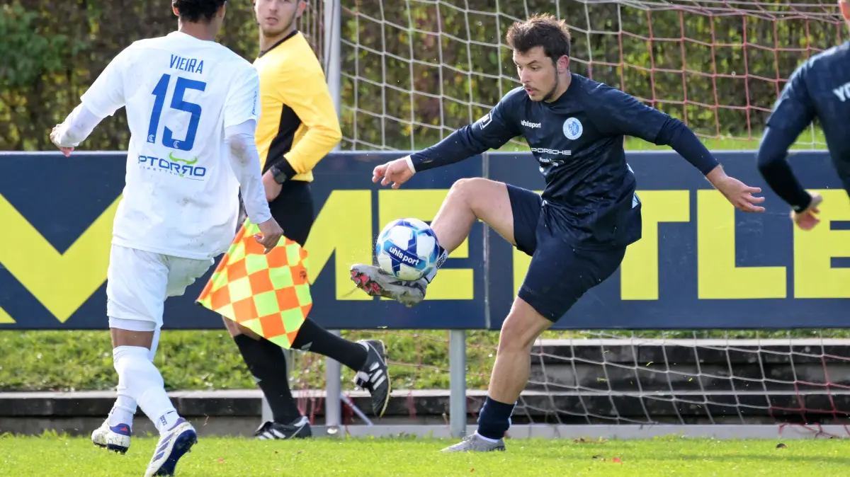 Calcio Leinfelden-Echterdingen vs. Young Boys Reutlingen Fussball, Verbandsliga , 10.Spieltag, Saison 2025/2026, 05.10.2025 : Albert Silov (Young Boys Reutlingen, #14) im Zweikampf mit Gustavo Vieira Francisco (Calcio Leinfelden-Echterdingen, #15)
Calcio Leinfelden-Echterdingen vs. Young Boys Reutlingen
Fussball, Verbandsliga , 10.Spieltag, Saison 2025/2026, 05.10.2025
Foto: Eibner-Pressefoto/ Tobias Baur